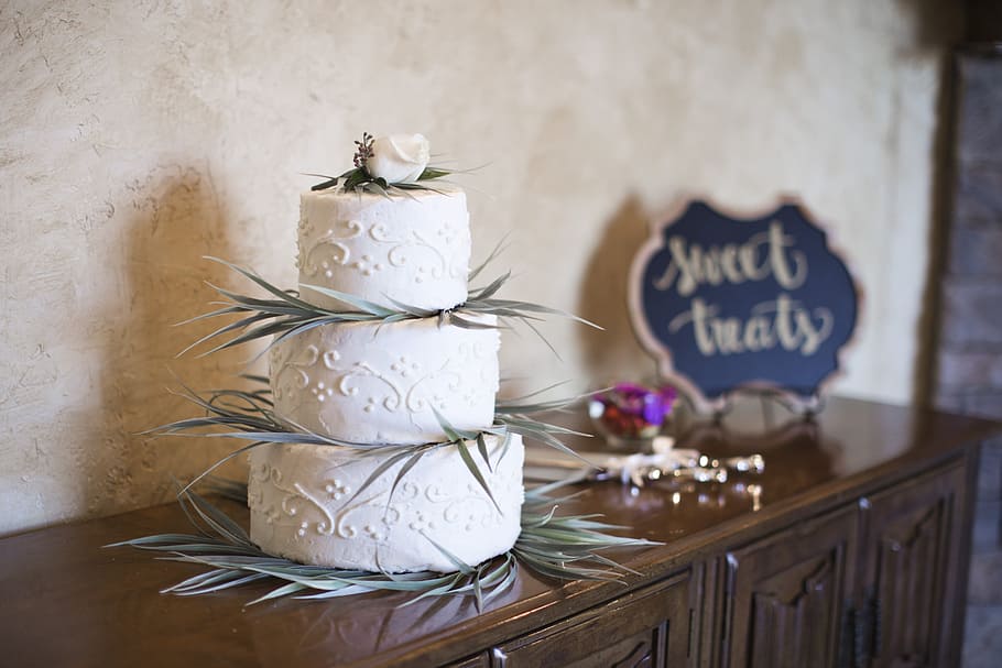 white, 3-tier, 3- tier cake, sideboard, Wedding, Cake, Wedding Cake, wedding, cake, indoors, text