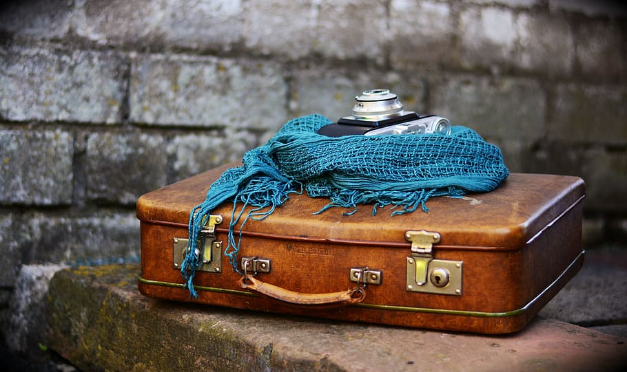 selectivo, fotografía de enfoque, marrón, maleta, mesa, azul, textil, maletín, equipaje, maleta vieja