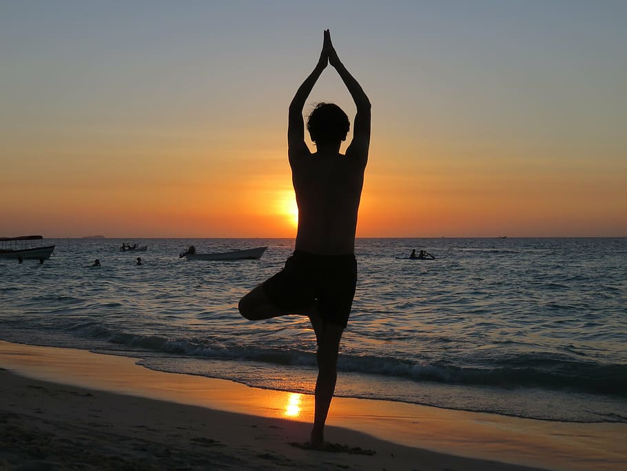 silhueta, pessoa, em pé, praia, ioga, pose, pôr do sol, relaxar, meditação, mar