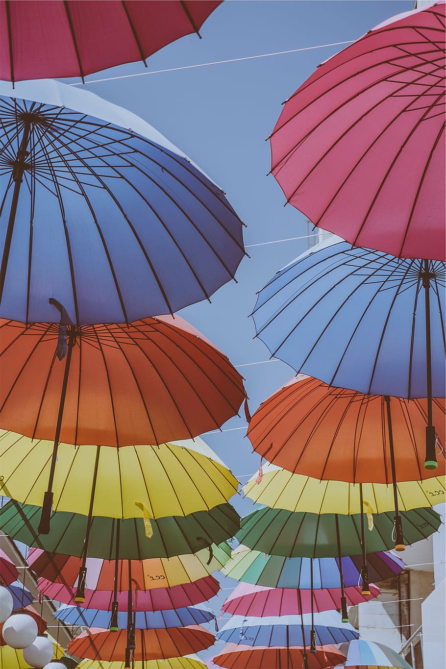 bajo, fotografía en ángulo, colores variados, colgado, paraguas, tomadas, durante el día, surtido, cables, colores