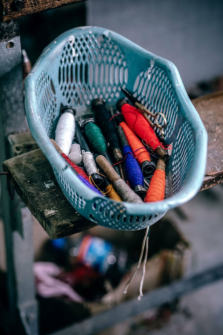 hilos, azul, canasta de plástico, hilo, bandeja, coser, corbata, industrial, fábrica, desenfoque