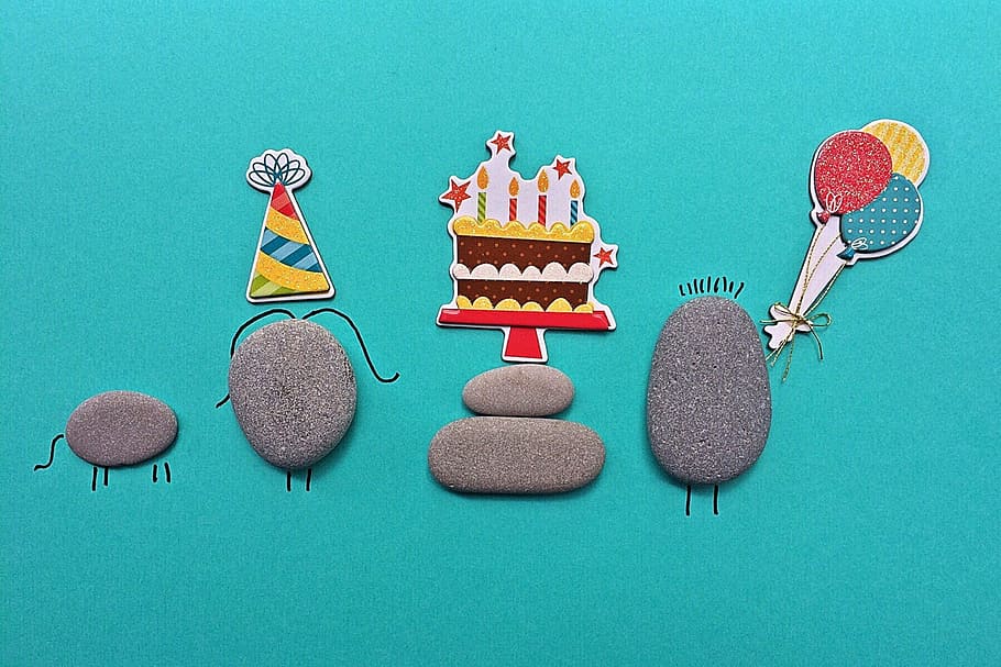 decoración de piedra de tema de cumpleaños, cumpleaños, rock, arte, artesanía, arte pop, ilustración, fondo de color, foto de estudio, naturaleza muerta