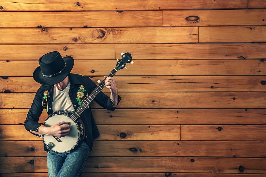 hombre, jugando, banjo, inclinado, pared, la pared, banjos, marrón, país, instrumentos