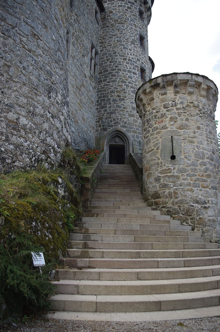 Step castle. Лестница в замке. Старинные лестницы в замках. Каменные ступени замка. Каменная лестница в замке.