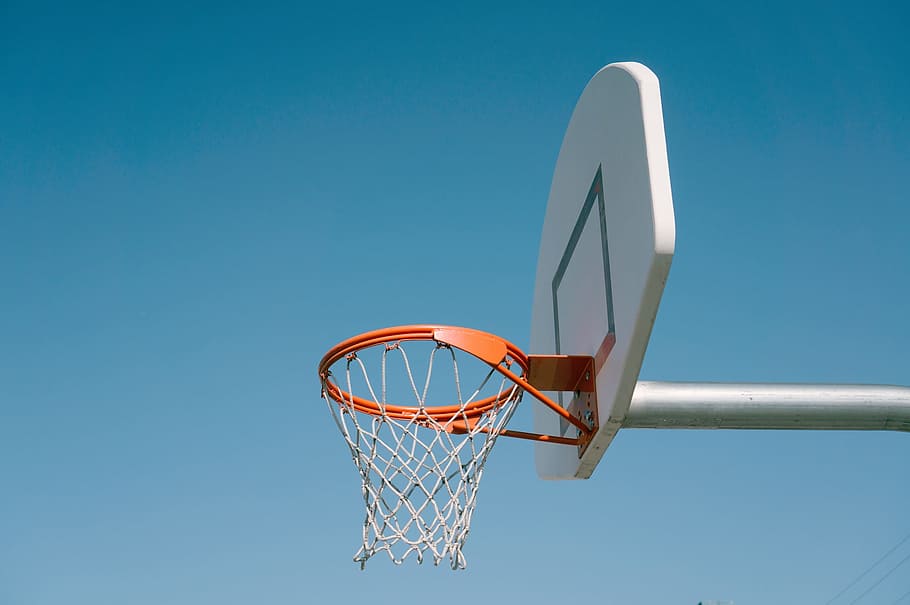 흰 농구 농구 대, 스포츠, 농구, 반지, 하늘, 농구 후프, 농구-스포츠, 낮은 각도보기, 푸른, 맑은 하늘