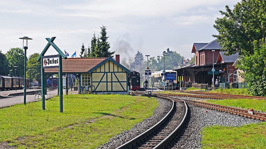 riel de tren, durante el día, rügen, estación de putbus, vía estrecha, vía normal, conexión, edificio de la estación, subida de pista, sala de espera