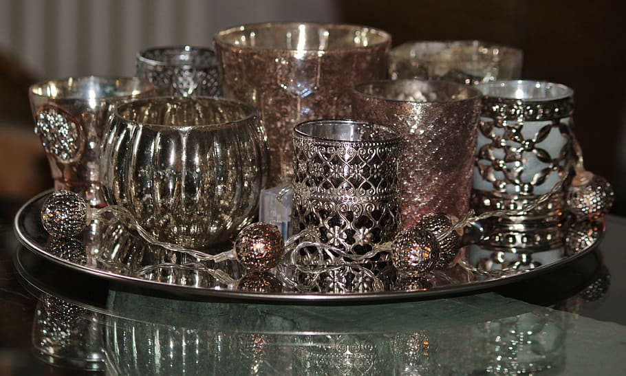 tazas de plata variadas, velas, portalámparas de té, copas, deco, ambiente, candelabro, luces, decorado, adorno