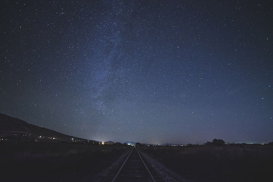 foto kereta api, malam hari, kereta api, rel, gelap, langit, bintang, malam, ruang, galaksi