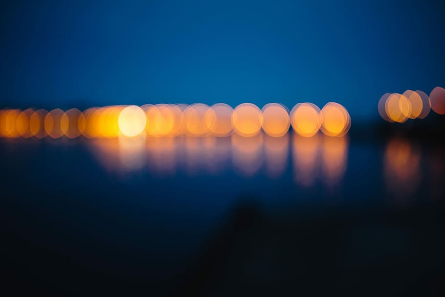 reflejado, agua, noche, luces de la ciudad, en la noche, costa, océano, mar, ciudad, reflexión