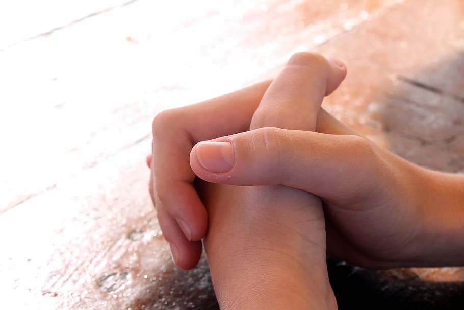 manos humanas, rezando, oración, manos, aplicación, manos juntas, mano humana, mano, parte del cuerpo humano, una persona