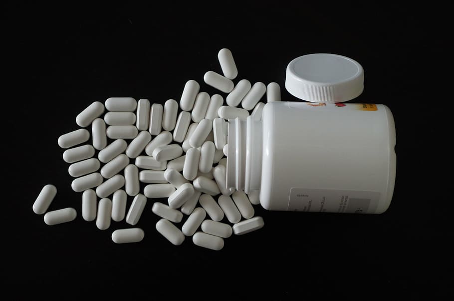 cápsulas de medicamentos, al lado, contenedor, píldoras de dieta, medicamentos, farmacia, enfermo, enfermedad, vitaminas, multivitaminas