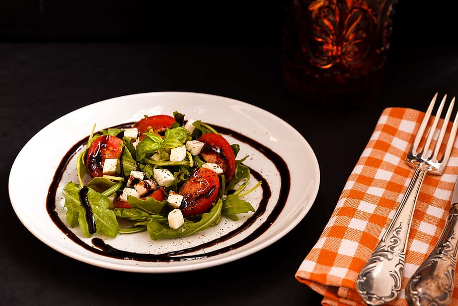 tomato mozzarella, mozzarella, mozzarella salad, salad, rocket, tomatoes, starter, cover, plate, cutlery