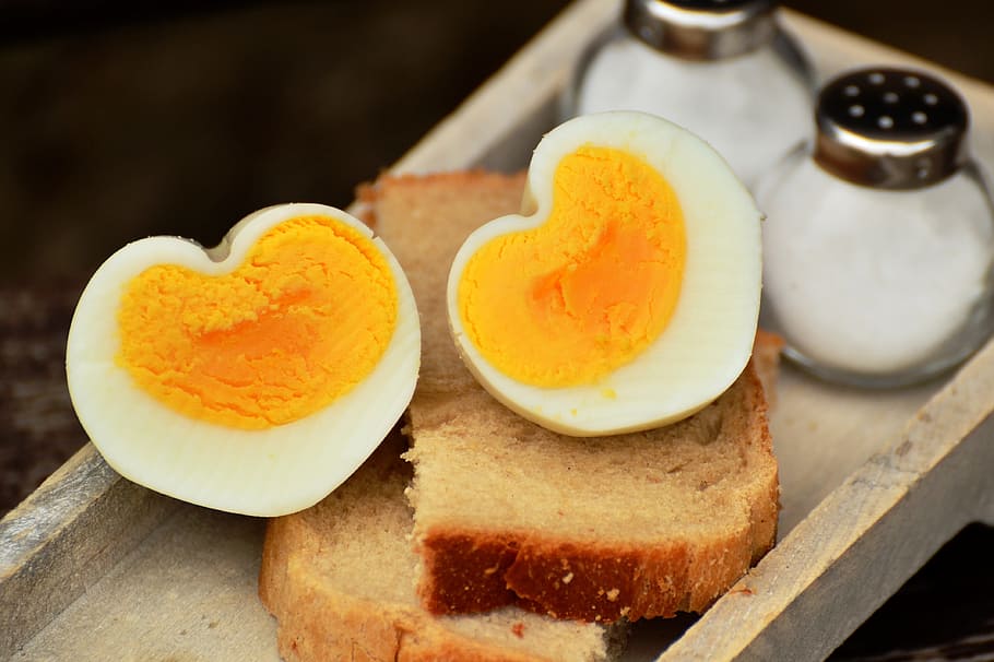 슬라이스, 삶은, 계란, 빵 다락방, 암탉의 계란, 삶은 계란, 아침 식사 계란, 심장, 심장 모양의, 식품