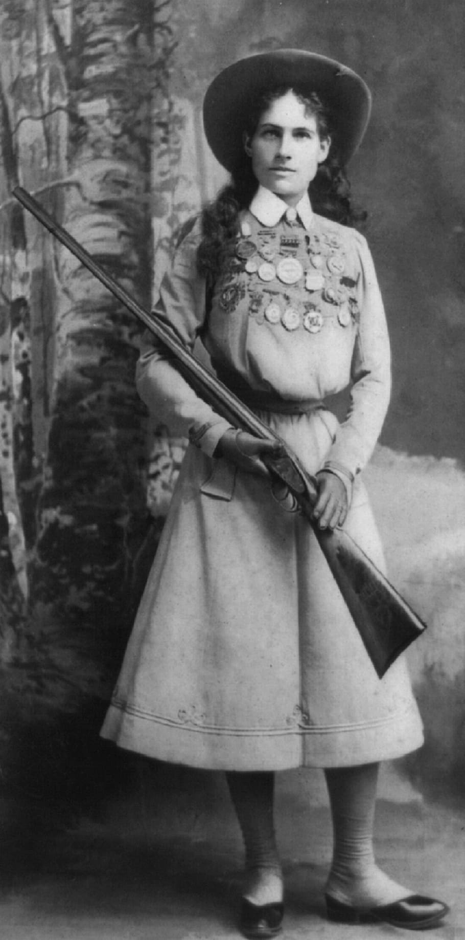 Annie Oakley, mujer, persona, estadounidense, francotirador, tirador de exhibición, espectáculo del salvaje oeste de Buffalo Bill, historia, histórico, monocromo
