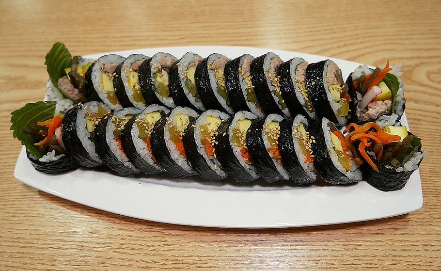 rolos de sushi, branco, prato, marrom, mesa, comida, arroz kim, lol, comida coreana, fotografia de comida