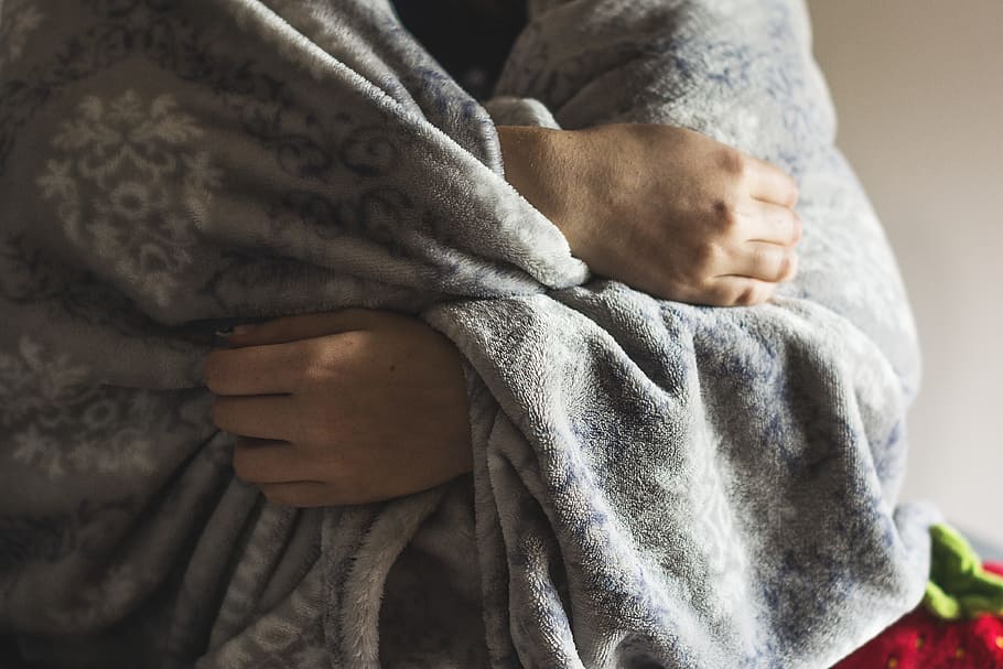 человек, завернутый, серый, флисовое одеяло, простуда, мороз, зима, болезнь, одеяло, руки