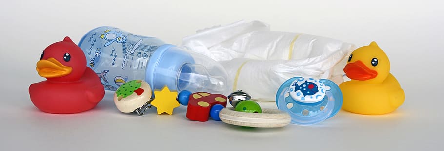 lote de produtos para bebê, branco, superfície, bebê, produto, lote, superfície branca, patos, brinquedos, mamadeira
