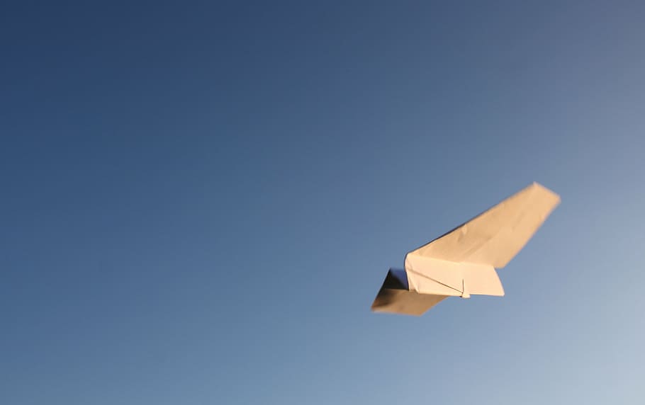 fotografía de lente tilt-shift, blanco, avión de papel, vuelo, durante el día, papel, jugar, pancarta, fondo, cielo