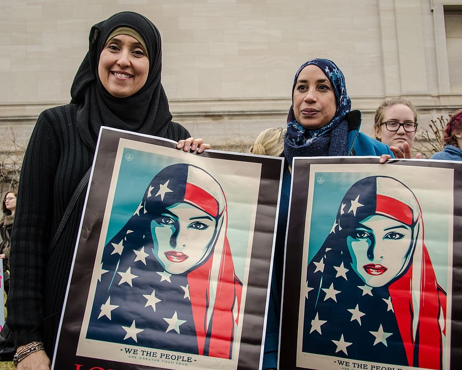 dos, mujeres, sosteniendo, retrato de mujer, durante el día, musulmanes, inmigrantes, américa, nosotros, protesta