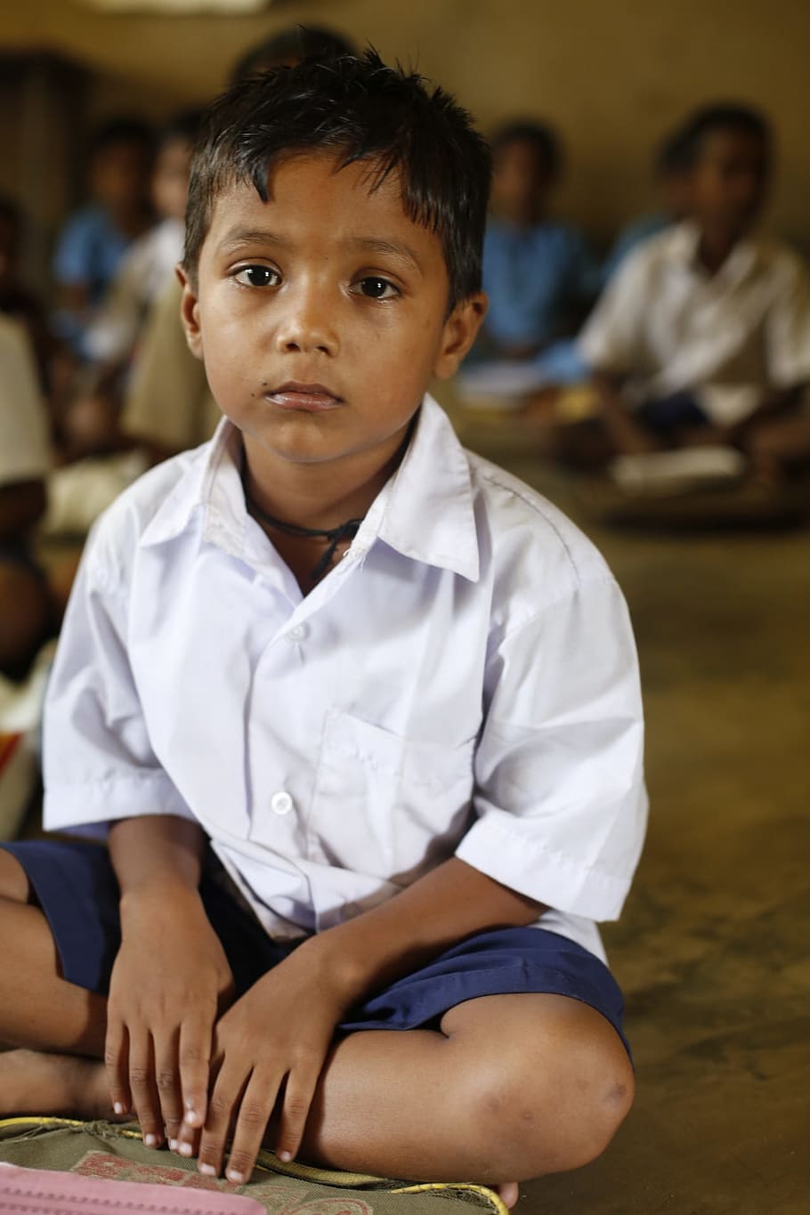 chico, vistiendo, uniforme escolar, sentado, suelo, niños, infantil, india, pobre, triste