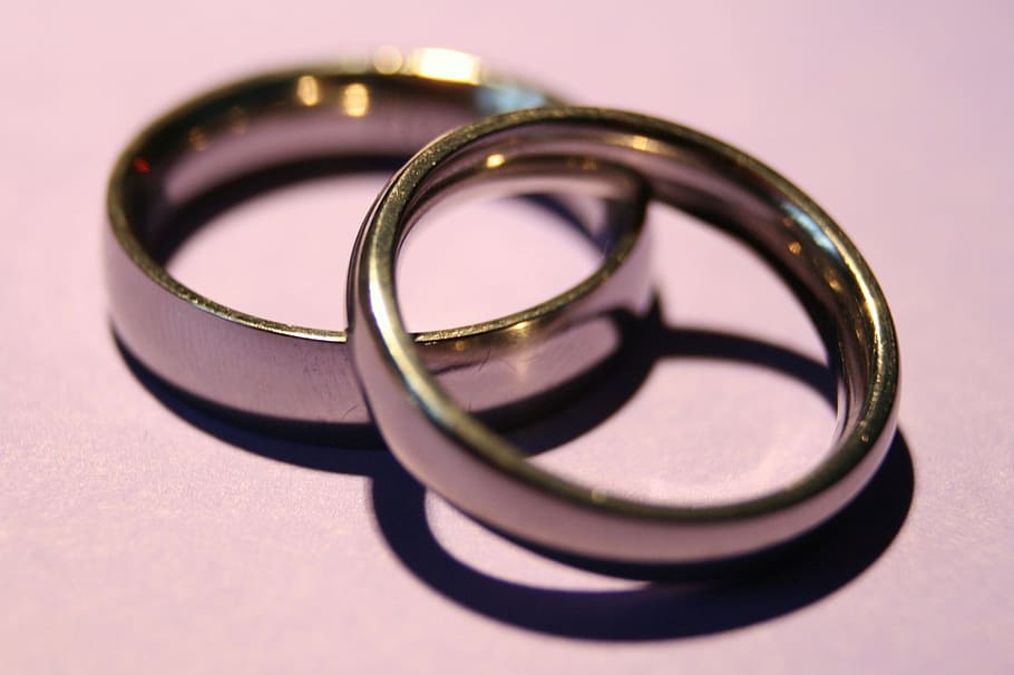 dos anillos plateados, anillos de boda, matrimonio, amor, joyería, ceremonia, compromiso, novia, novio, esposo