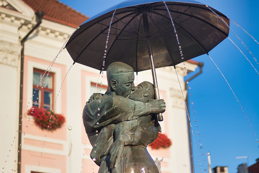 tartu, kiss, estonia, source, couple, umbrella, statue, water, love, sculpture
