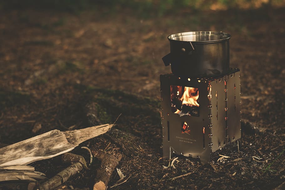 olla de plata, al lado, madera, troncos, al aire libre, fuego, camping, cocina, quemador, cocinero
