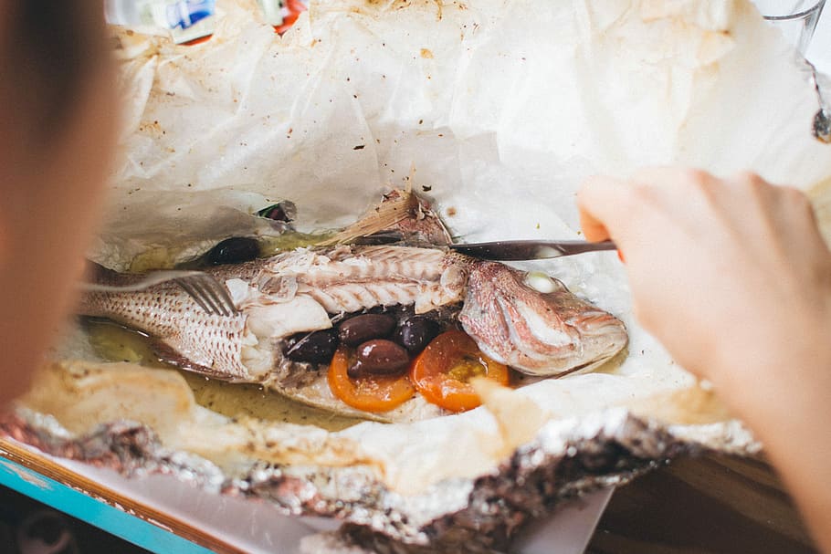 fresco, capturado, peixe do mar, grelhado, mar, peixe, comer, batatas fritas, mãos, Malta