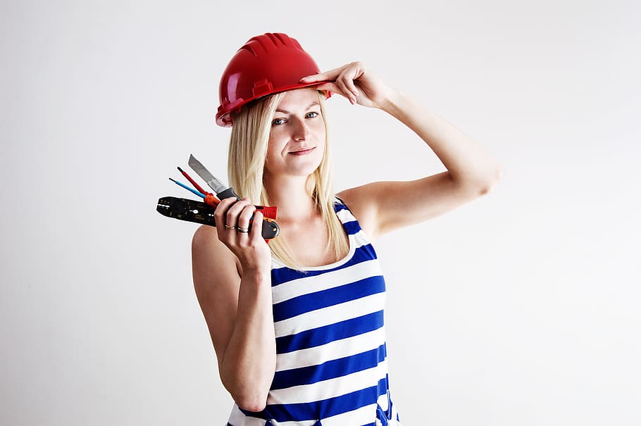 Mujer, vistiendo, azul, blanco, a rayas, tanque, superior, rojo, sombrero de seguridad, casco