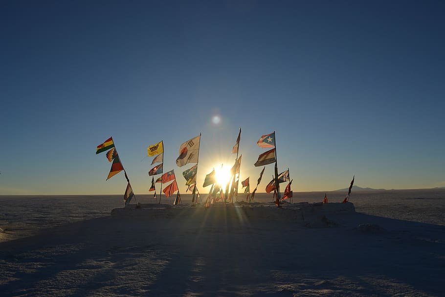banderas del mundo, nación, banderas, marrón, arena, campo, palos, cielo, horizonte, desierto