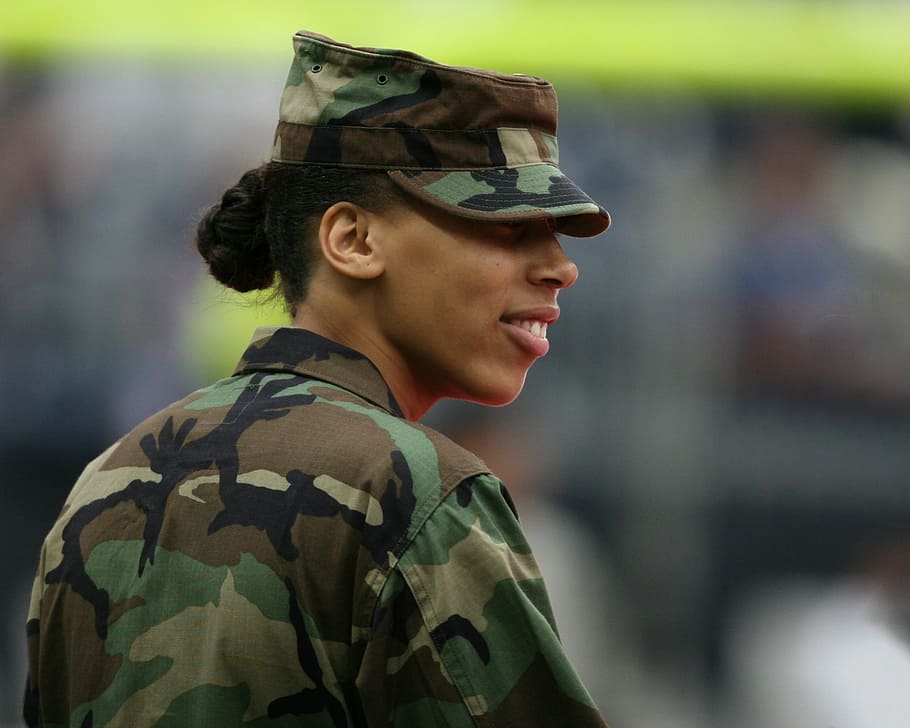 sorrindo, vestindo, uniforme de camuflagem, militar, mulher, fêmea, forças armadas, exército, soldado, camuflagem