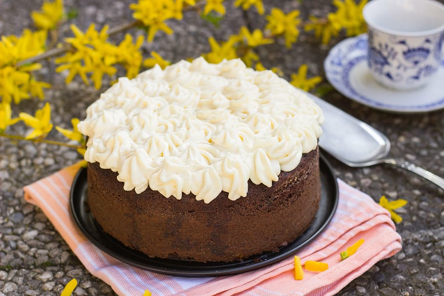 close-up photography round cake, white, icing, tray, cake, chocolate, cream, whipped cream, eggnog cream, bake