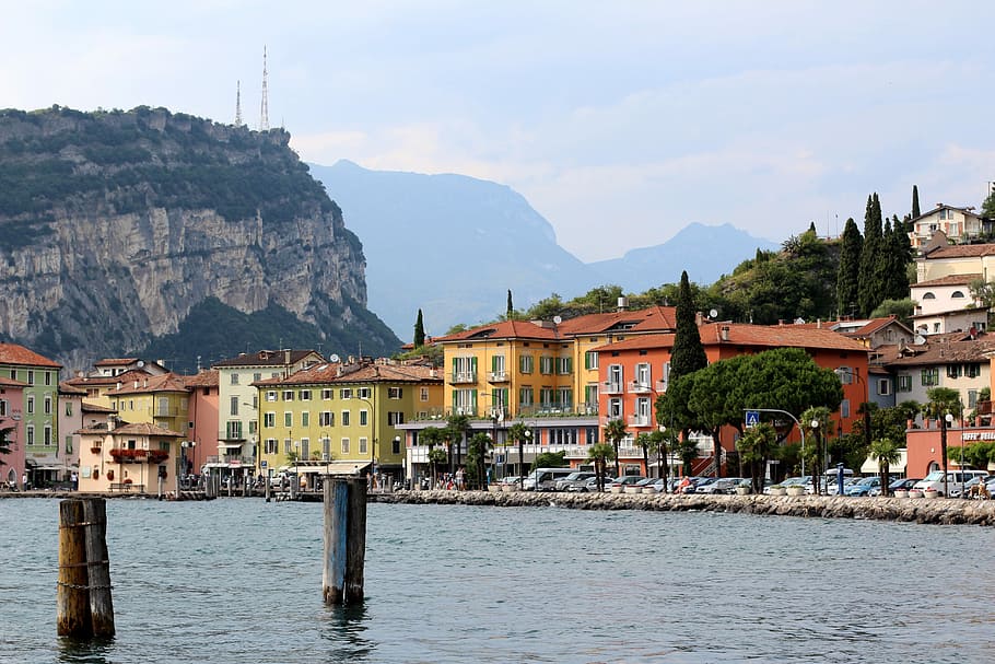 Italia, Garda, Torbole, montañas, barcos, banco, paseo marítimo, montaña, exterior del edificio, agua