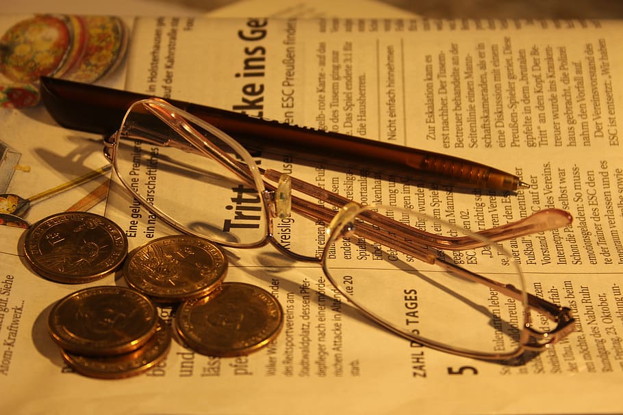 óculos, ao lado, moedas de prata, notícias, diariamente, mídia, artigo, informação, jornal, publicação