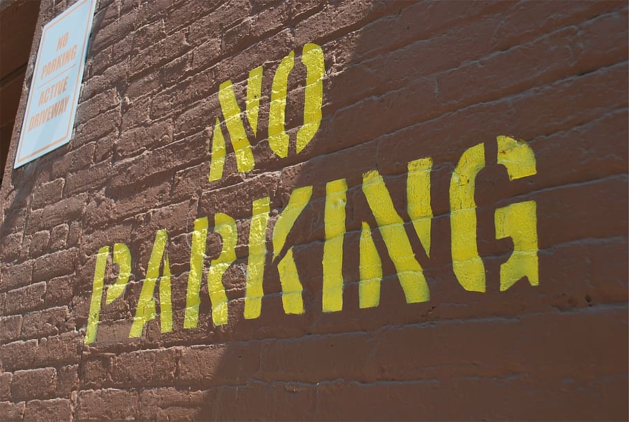 letrero de estacionamiento, marrón, concreto, pared, estacionamiento, letrero, no estacionar, ladrillos, texto, pared de ladrillo