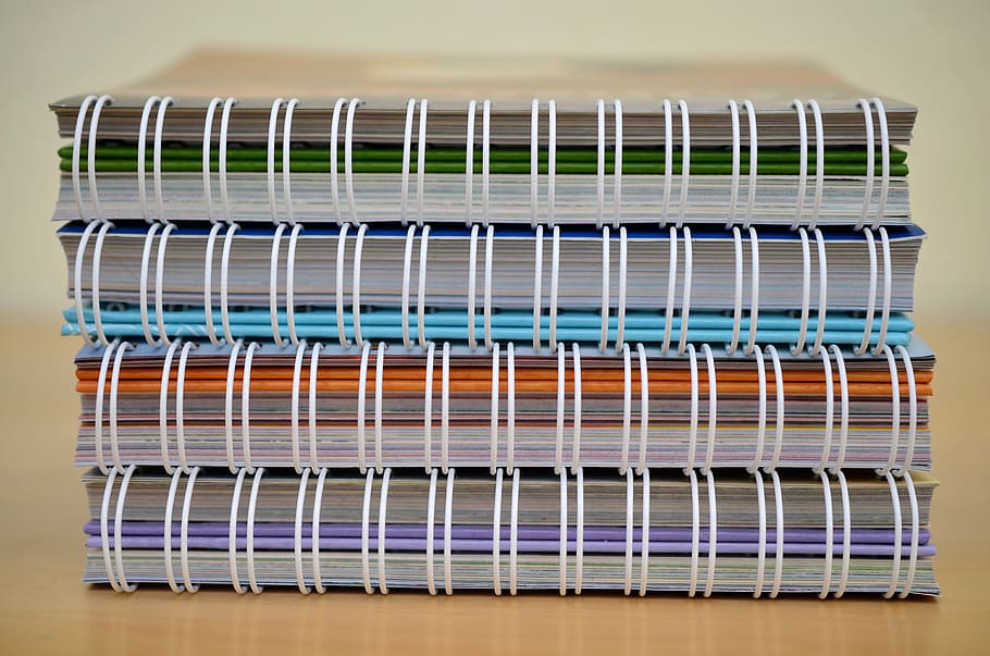 quatro, cadernos espirais de cores sortidas, bege, superfície, colorido, calendário, papel, folhas, encadernado, ninguém