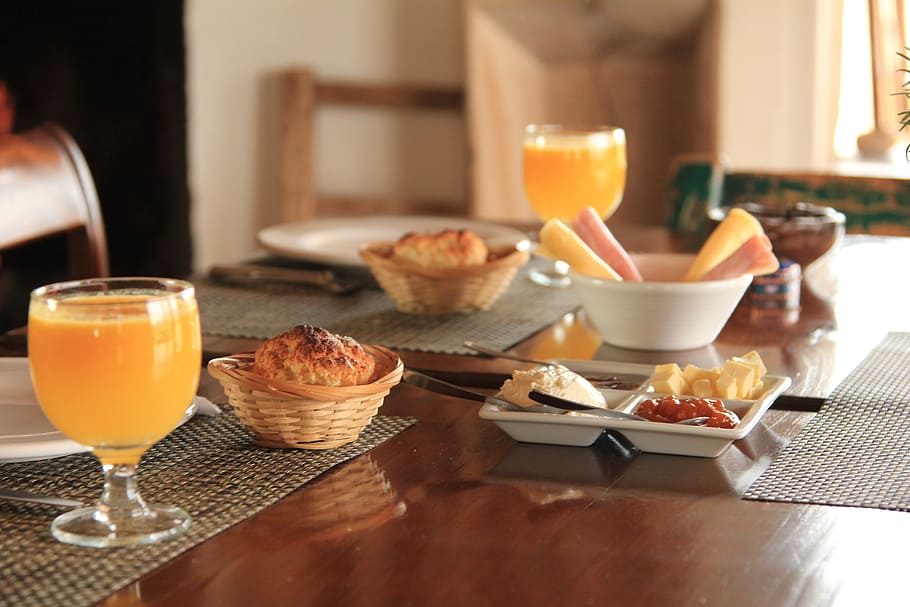 muffin, orange, juice, breakfast, mid-afternoon, cafe con leche, table, food and drink, food, drink
