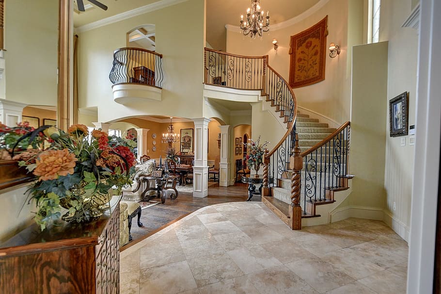 escalera de madera marrón, escalera, araña, interior, hogar, elegante, lujo, riqueza, interior del hogar, arquitectura