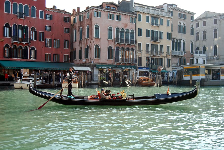 hombre, tenencia, paleta, vela, canoa, cuerpo, agua, Venecia, Italia, góndola