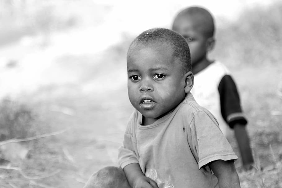 グレースケールの写真, 2, 少年, 座っている, 床, アフリカの子供, アフリカの子供たち, ウガンダ, 子供, 人々