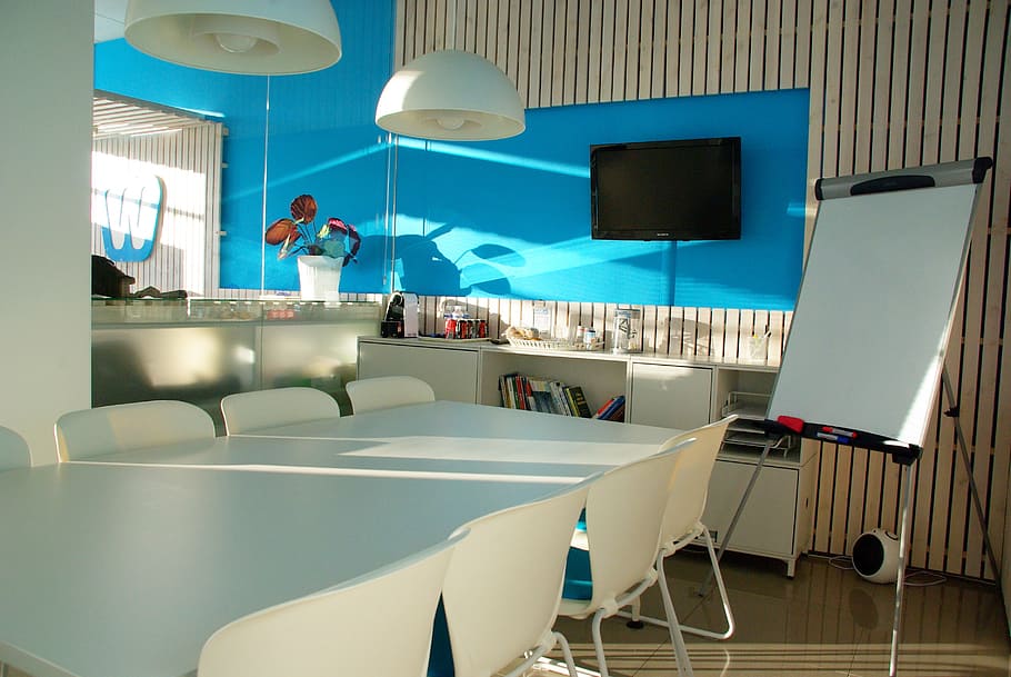 negro, plano, pantalla tv, azul, madera, pared, espacio de oficina, oficina, soleado, coworking