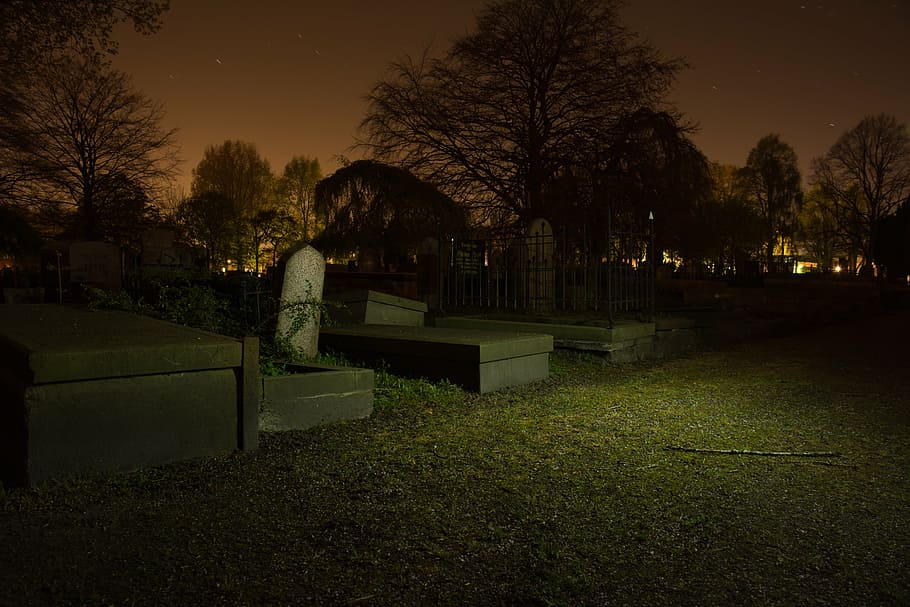 fotografia de cemitério, foto, cinza, sepultura, noite, cemitério, lápides, escuro, morte, morto