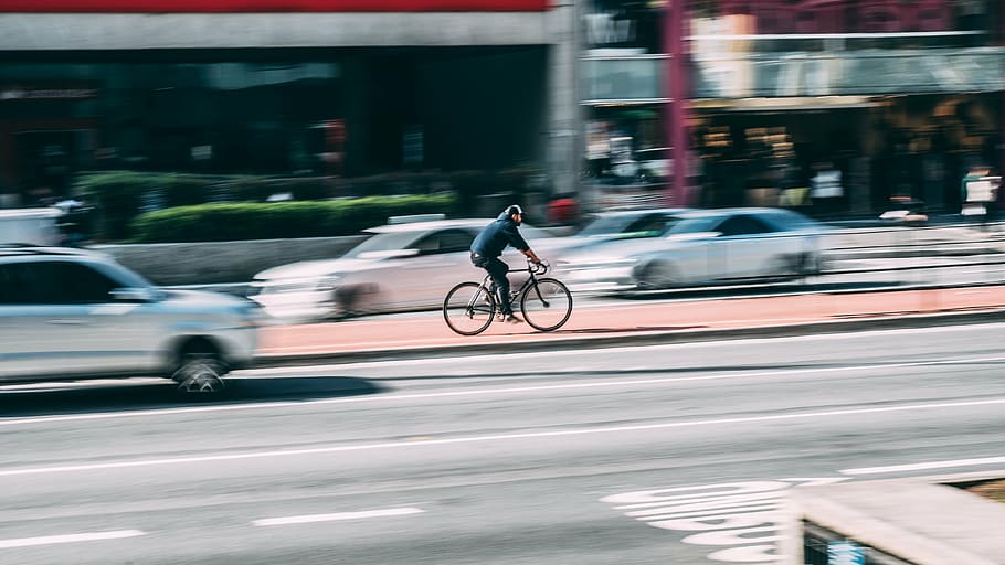 fotografía de lapso de tiempo, hombre, equitación, bicicleta de carretera, vehículo, pasando, durante el día, tiempo, lapso, foto