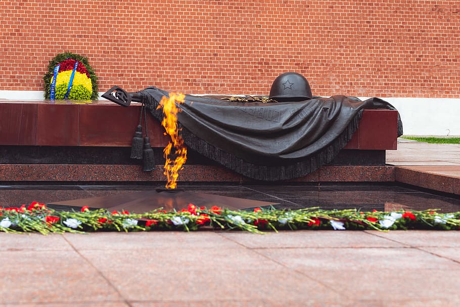 the eternal flame, moscow, kremlin, tomb of the unknown soldier, flowers, russia, victory day, may 9, garland, wreath