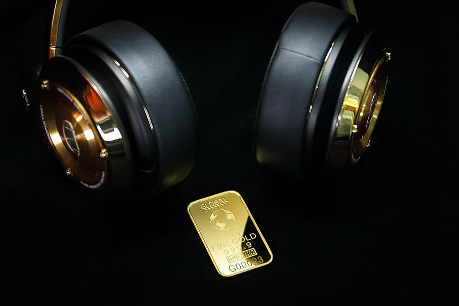 emas adalah uang, toko emas, emas, batangan, uang, pendapatan, bisnis, global intergold, di dalam ruangan, latar belakang hitam