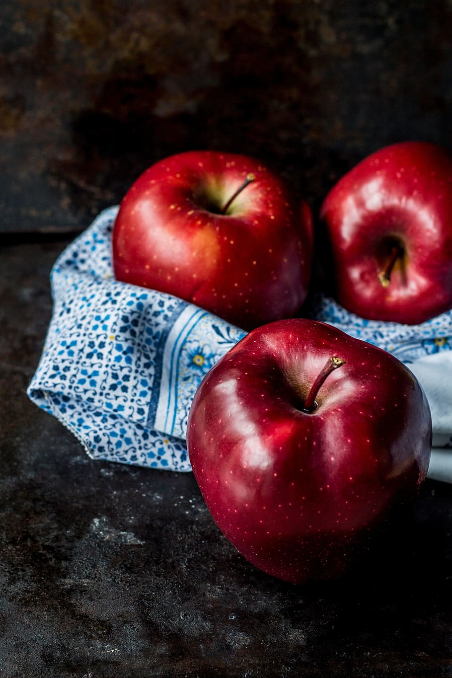 red, apple, fruit, food, juicy, health, healthy eating, wellbeing, apple - fruit, food and drink