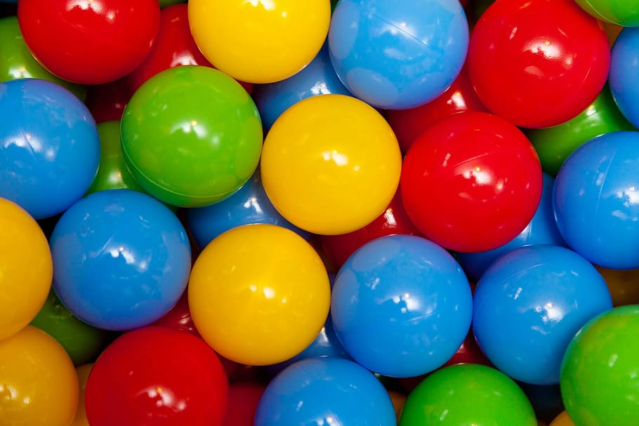 bola plastik berbagai macam warna, closeup, foto, kuning, merah, biru, dan hijau, latar belakang, bola, bola main