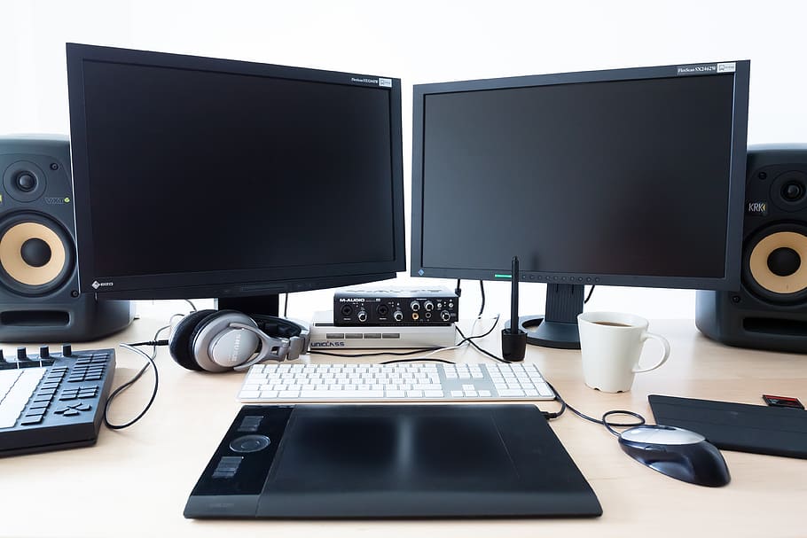 dos, negro, plano, computadora de pantalla, monitor, blanco, mesa, computadora, calculadora, lugar de trabajo