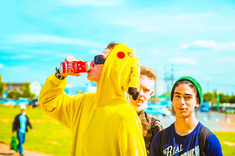 homem bebendo, bebida, vestindo, traje de pikachu, Festival das cores, Holi, Moscou, 2017, flashmob, pikachu
