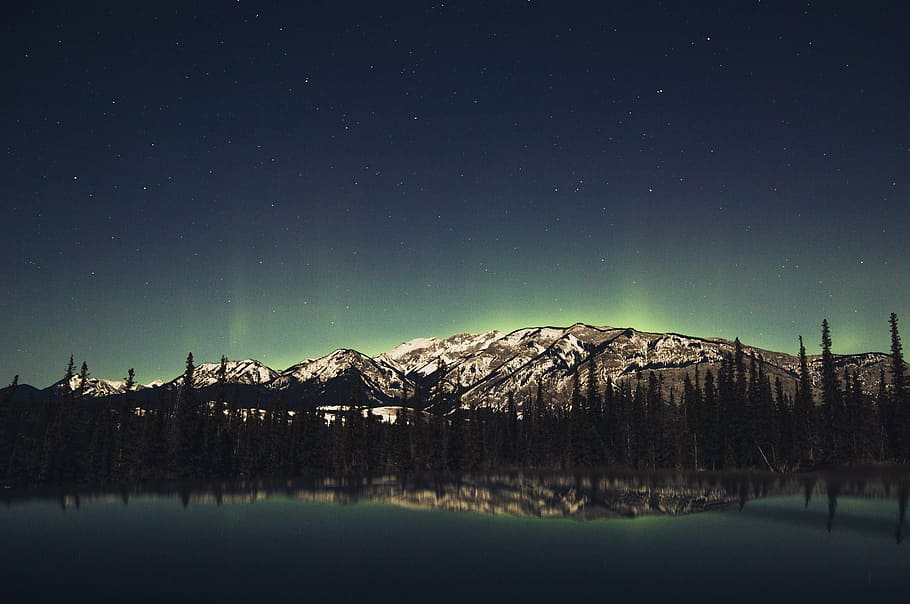 aurora borealis fotografi, salju, tertutup, gunung, pohon, dekat, tubuh, air, malam hari, alam